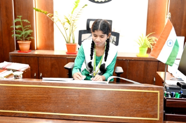 जांजगीर चांपा : 15 मिनट की कलेक्टर बनी छात्रा दीक्षा, पॉलिथीन मुक्त जिला बनाने समेत दिए तीन महत्वपूर्ण निर्देश