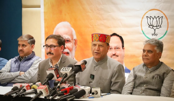 पत्रकार वार्ता को संबोधित करते हुए भाजपा अध्यक्ष डॉ राजीव बिंदल।