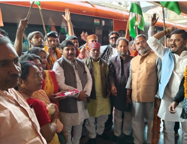 महानगर अध्यक्ष प्रदीप रवाना करते डेलीगेट्स