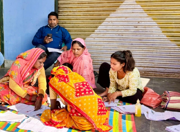 एसआईआर फॉर्म भरते बीएलओ।