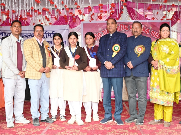 राजकीय उत्कृष्ट वरिष्ठ माध्यमिक पाठशाला थुनाग में छात्रों के साथ जयराम।