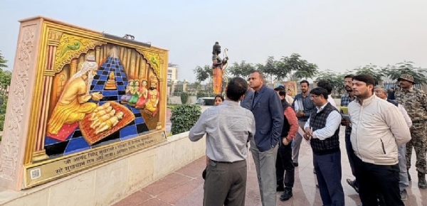 कमिश्नर भूपेंद्र एस. चौधरी रामायण वाटिका में 51 फीट ऊंची श्रीराम प्रतिमा और मियावाकी वन क्षेत्र का निरीक्षण करते हुए।