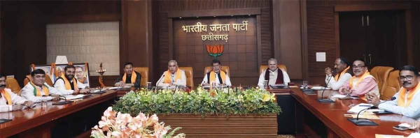 राष्ट्रीय सह संगठन महामंत्री शिवप्रकाश प्रदेश पदाधिकारियों की  बैठक लेते हुए