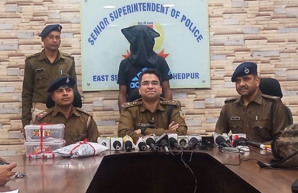 गोरा हत्याकांड में गिरफ्तार आरोपी की जानकारी देते सीटी एसपी कुमार शिवा आशीष