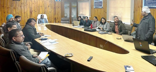 बैठक में विचार रखते प्राध्यापक।