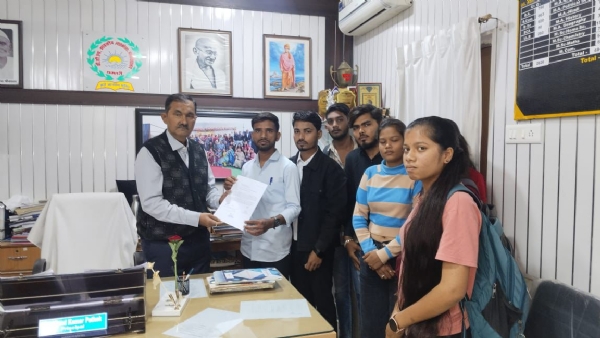 बाबू छोटेलाल श्रीवास्तव महाविद्यालय में प्राचार्य को ज्ञापन सौंपते हुए एनएसयूआई के सदस्य। बाबू छोटेलाल श्रीवास्तव महाविद्यालय में प्राचार्य को ज्ञापन सौंपते हुए एनएसयूआई के सदस्य।