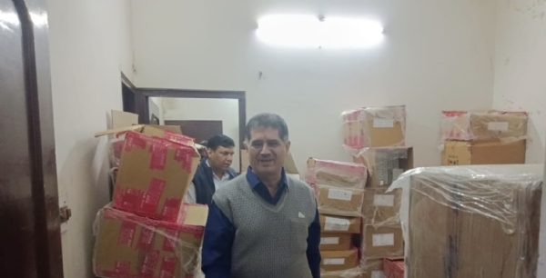 नशीली कफ सीरप की जांच करते औषधि निरीक्षक राजेश कुमार व टीम, बरेली में मेडिकल स्टोरों पर सघन कार्रवाई। नशीली कफ सीरप की जांच करते औषधि निरीक्षक राजेश कुमार व टीम, बरेली में मेडिकल स्टोरों पर सघन कार्रवाई।