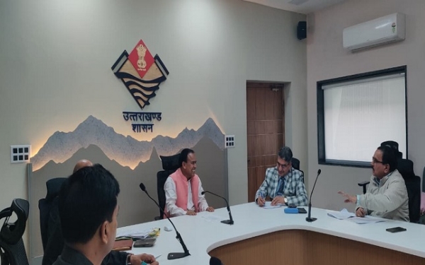 सचिवालय स्थित एफआरडीसी सभागार में विद्यालयी शिक्षा मंत्री धन सिंह रावत बैठक लेते।