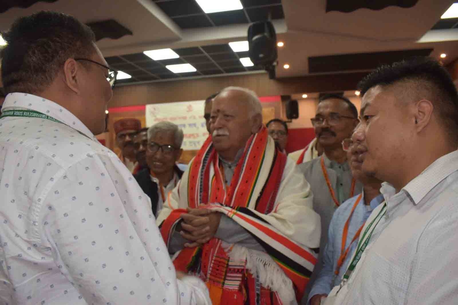 राष्ट्रीय स्वयंसेवक संघ (आरएसएस) के सरसंघचालक डॉ. मोहन भागवत मणिपुर प्रवास के दूसरे दिन आज जनजातीय प्रतिनिधियों के साथ संवाद कार्यक्रम की तस्वीर।