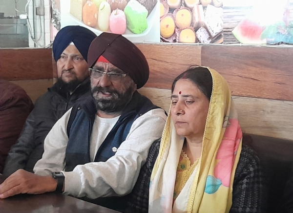 मंडी में पत्रकारों से बात करते हुए महेंद्र सिंह बेदी।