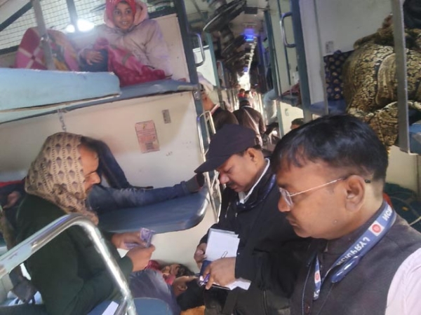 चेकिंग करते