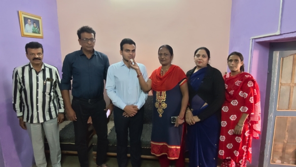 सीजीपीएससी परीक्षा में 26 वीं रैंक हासिल करने के बाद स्वजनों के साथ अनंत गुप्ता।