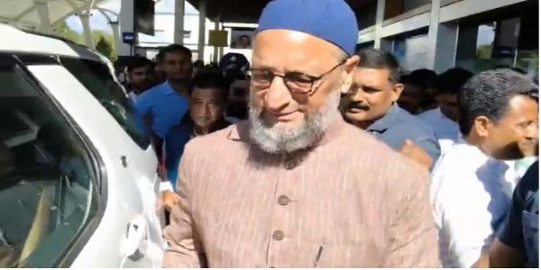 बागडोगरा एयरपोर्ट से निकलते एआईएमआईएम सुप्रीमो असदुद्दीन ओवैसी बागडोगरा एयरपोर्ट से निकलते एआईएमआईएम सुप्रीमो असदुद्दीन ओवैसी