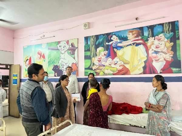 जिला अस्पताल के निरीक्षण के दौरान एनआरसी में स्वजनों से चर्चा करते हुए डिप्टी कलेक्टर डा कल्पना ध्रुव।