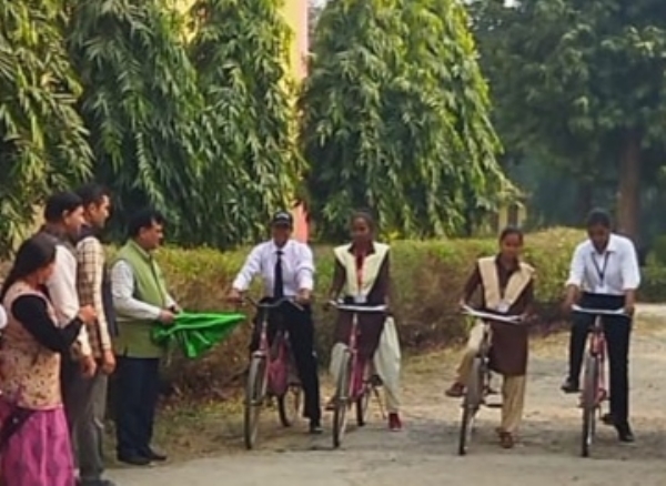 प्रतियोगिता को हरी झंडी दिखाते प्राचार्य प्रो. डॉ. अशोक कुमार सिंह।