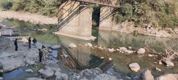 सुकेती पुल के नीचे शव बरामद करने के बाद पुलिस