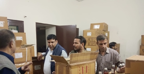 नशीली कफ सीरप की जांच करते औषधि निरीक्षक राजेश कुमार व टीम, बरेली में मेडिकल स्टोरों पर सघन कार्रवाई। नशीली कफ सीरप की जांच करते औषधि निरीक्षक राजेश कुमार व टीम, बरेली में मेडिकल स्टोरों पर सघन कार्रवाई।