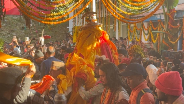 शीतकालीन गददीस्थल ओंकारेश्वर मंदिर में प्रवेश करती भगवान मदमहेश्वर की डोली।