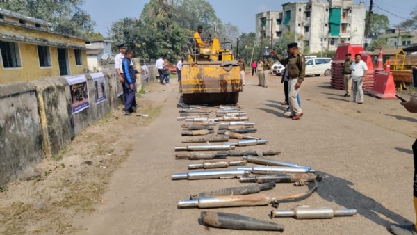 यातायात पुलिस की बड़ी कार्रवाई, रोड़ रोलर से नष्ट कराया 200 मॉडिफाई साइलेंसर