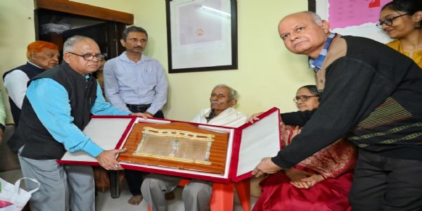 ज्ञानपीठ पुरस्कार ग्रहण करते साहित्यकार विनोद कुमार शुक्ल