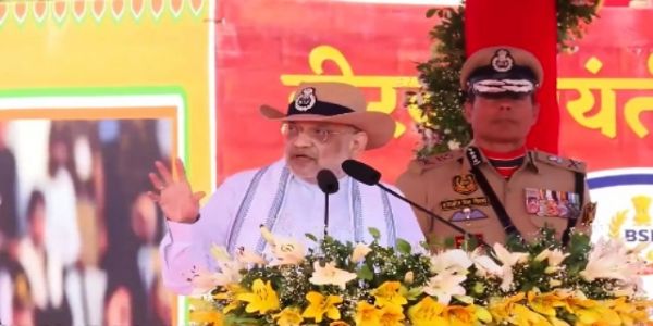 केन्द्रीय गृह मंत्री अमित शाह शुक्रवार गुजरात के भुज में सीमा सुरक्षा बल (बीएसएफ) के हीरक जयंती समारोह को संबोधित करते हुए