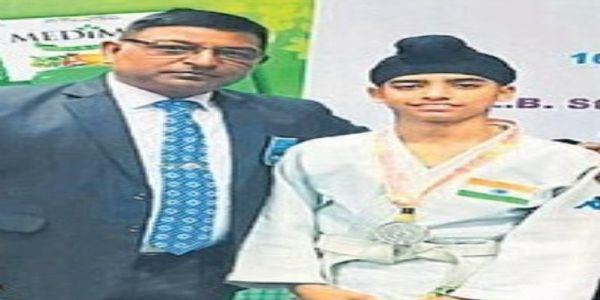 अन्तरराष्ट्रीय जूडो रेफरी संजय गिरी के साथ मुरादाबाद के मनमीत सिंह।