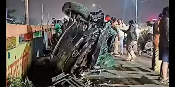 फोटो: अंबरनाथ में दुर्घटनाग्रस्त कार