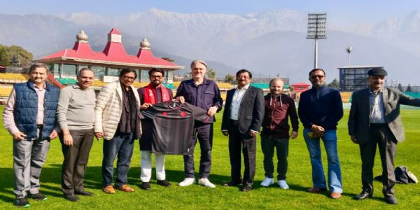 धर्मशाला क्रिकेट स्टेडियम में अनुराग ठाकुर के साथ संयुक्त फ़ोटो में।