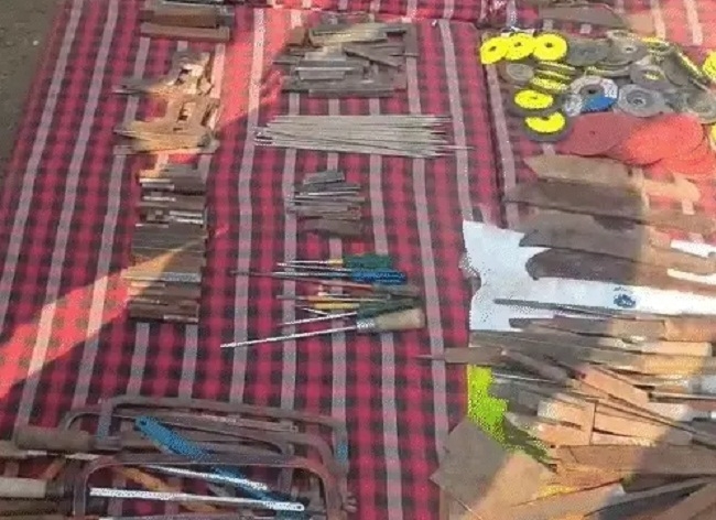 अवैध हथियार फैक्ट्री से जब्त सामग्री