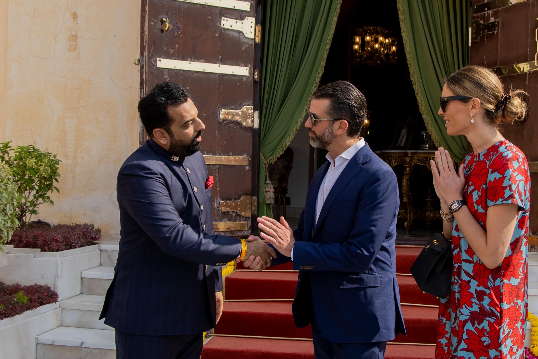 डोनाल्ड ट्रंप जूनियर ने सिटी पैलेस में डॉ. लक्ष्यराज सिंह मेवाड़ से की मुलाकात डोनाल्ड ट्रंप जूनियर ने सिटी पैलेस में डॉ. लक्ष्यराज सिंह मेवाड़ से की मुलाकात