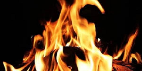 बोरिंग को लेकर दो भाईयों में विवाद, एक ने लगाई आग