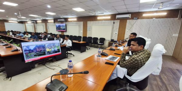 निर्धारित समय सीमा में योजनाओं को पूरा करायें: जिलाधिकारी