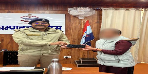 इंग्लैंड से बरामद हुआ गुमशुदा मोबाइल, चम्पावत पुलिस की तकनीकी दक्षता का बड़ा उदाहरण