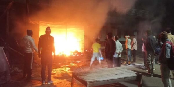 फुटपाथ दुकान में लगी आग