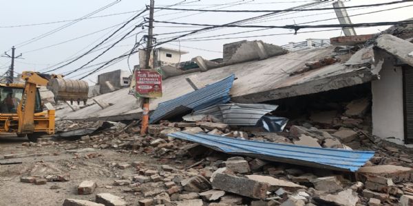 मौलाना तौकीर रजा के करीबी कॉलोनाइजर की दो मंजिला मार्केट पर चला बीडीए का बुलडोजर