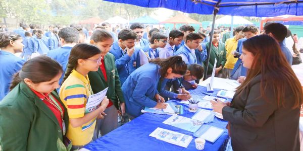 गुरुग्राम: यूनिवर्सिटी फेयर में विद्यार्थियों को मिला बेहतर करियर चुनने का अवसर