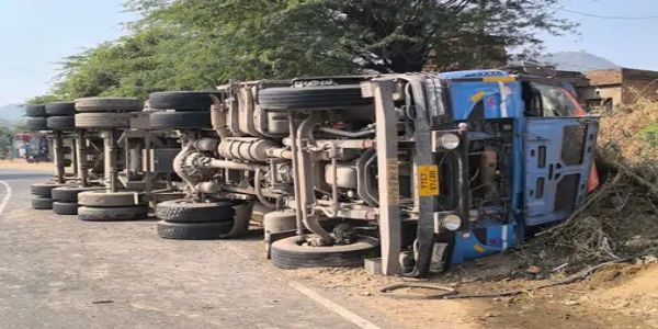 खेतड़ी में ट्रोला पलटने से ड्राइवर घायल