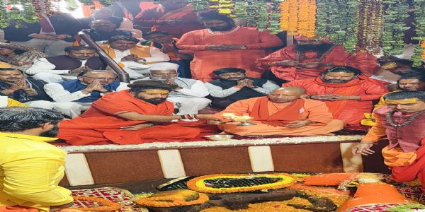 मुख्यमंत्री योगी ने मां गंगा का पूजन करने के साथ बड़े हनुमान के चरणों में झुकाया शीश