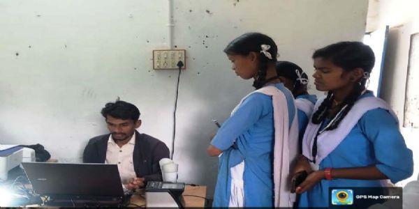 जांजगीर-चांपा : स्कूली बच्चों के आधार में अनिवार्य बायोमेट्रिक अपडेट के ल‍िए आधार कैम्प का आयोजन