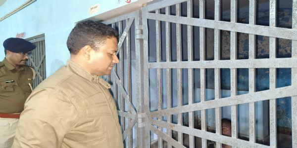 वरीय पुलिस अधीक्षक ने देर रात्रि किया थानों का औचक निरीक्षण, उत्कृष्ट कार्य करने वाले पुरस्कृत