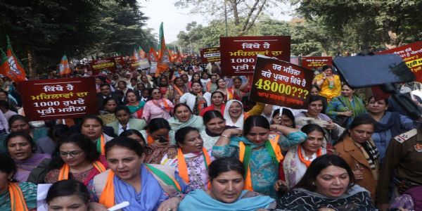 आआपा सरकार के खिलाफ भाजपा महिला मोर्चा का प्रदर्शन