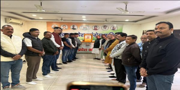 कांग्रेस नेताओं ने पुण्‍यतिथि पर पार्टी नेता मदन मोहन शर्मा को दी श्रद्धांजलि