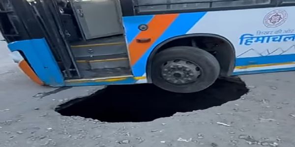 शिमला में सड़क धंसने से स्कूली बच्ची गड्ढे में गिरी, रस्सी से बचाई गई, मंत्री अनिरुद्ध सिंह ने एनएचएआई पर उठाए सवाल