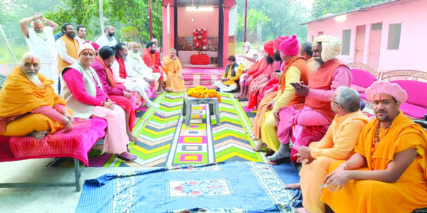 कुंभ को लेकर अखाड़ा परिषद ने की चर्चा, आवाह्न अखाड़े के श्रीमहंत भी रहे शामिल