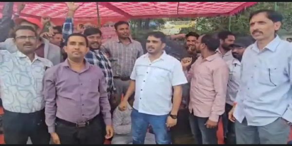 अंबिकापुर : एस्मा लागू होते ही झुकी सहकारी कर्मचारी यूनियन, समितियों में फिर शुरू हुआ काम