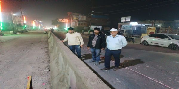 गोपालगंज में यातायात सुधार की बड़ी पहल: डीएम के निर्देश पर 1.10 करोड़ से स्थायी डिवाइडर लगाने का काम शुरू