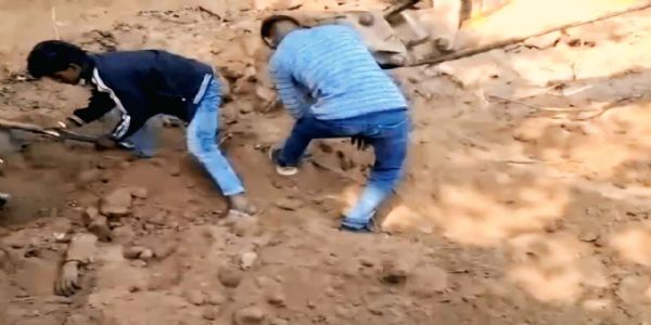 कोठारी नदी में मिट्टी ढहने से दो युवकों की मौत