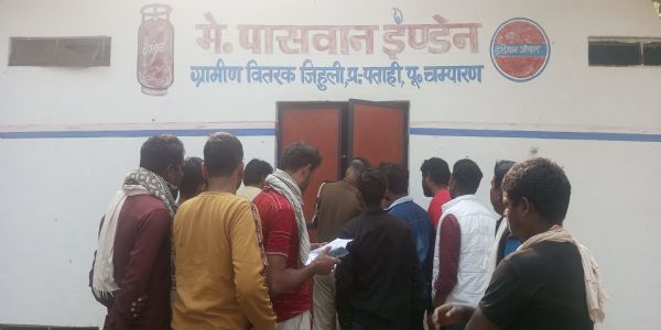 पताही में गैस गोदाम से बड़े पैमाने पर सिलेंडर की चोरी