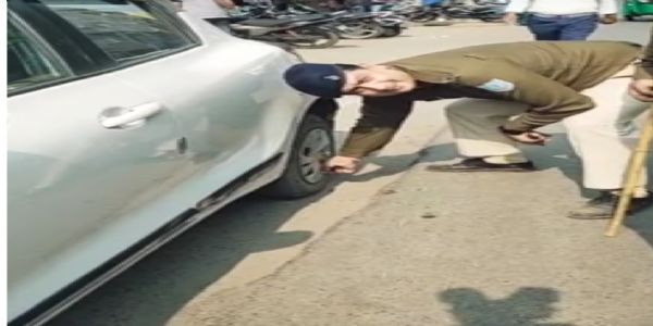 अतिक्रमण हटाओ अभियान में सड़कों से हटाए गए ठेला–खोमचा और वाहन