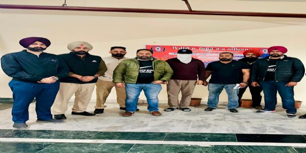 बटाला नगर निगम के आयुक्त को 50 हजार रुपये रिश्वत लेते रंगे हाथों किया गिरफ्तार